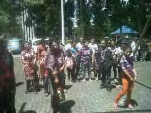 Puluhan Warga Raringis Selatan Demo di Depan Kantor Bupati Minahasa